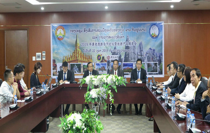 ພະນັກງານນຳທ່ຽວທີ່ເວົ້າພາສາຈີນໃນນະຄອນຫຼວງວຽງຈັນ